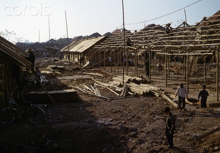 Tháng 3/1973. Những ngôi nhà đang được khẩn trương dựng lại trên phố Khâm Thiên sau trận bom B52 của quân Mỹ cuối năm 1972 mà Mỹ gọi là Chiến dịch Linebacker II. Ảnh. Werner Schulze/Corbis.